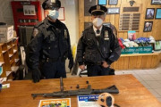 地下鉄駅で自動小銃AK-47と実弾の弾倉を保持していた男を逮捕…ニューヨーク市警！