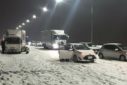 国土交通省「雪道で必要な装備を持たず立ち往生させた車カスは写真に撮ってネットリンチにします」
