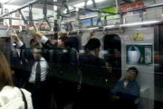 若者「スマホがない2010年 電車の中でみんな何やってたの？？？？？？？」