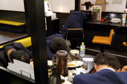 海外「日本で働くのは地獄なんだね、サラリーマンがラーメン屋で寝ちゃってるよ！」ラーメン屋で寝ている社畜集団に衝撃を受ける外国人たち