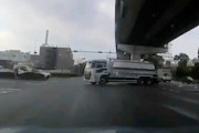 【動画】交通事故。止まれないのを悟った運転手のドラレコ（大阪）
