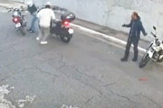 よくやった！2人組のバイク強盗から愛車を守った男のGJ動画。