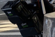 【悲報】高齢のウーバーイーツ配達員が発見される