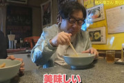 秋元康さん、YouTuberと意気投合してラーメンをすする