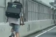 「ウーバーイーツ」配達員が自転車で首都高を爆走　料理を高速配達