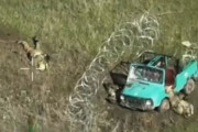 簡易バリケード「有刺鉄線」がロシア軍民間車両とオートバイの突撃を食い止めた！