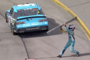 NASCARドライバー、ブチギレて車体の一部を相手に投げつけてしまうｗｗｗｗ