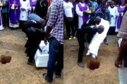 【動画】ご遺体を立たせたまま埋葬するナイジェリアの葬儀。