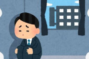【悲報】ワイ、会社のアクアリウムの餌箱を水槽に落としてしまう・・・