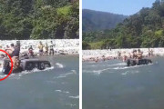 むちゃしやがって...急流をSUVで渡ろうとした若者たちの末路