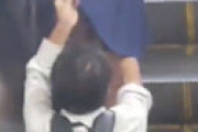 【動画】 名古屋市営地下鉄・庄内通駅で大胆にスカートの中を盗撮する男が目撃され衝撃走る　女子高生は気づかず