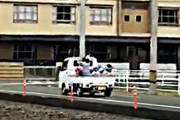 軽トラ荷台に園児と保育士乗せ理事長が運転　公道走る