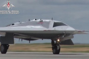 ロシア国防省が新型無人戦闘機「S-70 アホートニク」の初飛行動画を公開！