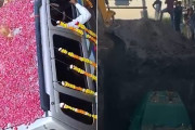 長年の愛車だった「スズキワゴン」がいとおしすぎて葬儀を行ったインドの家族