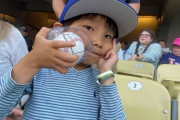 大谷のホームランが顔面に直撃したノブヨシ君(6歳)、日本帰国前に大谷からサイン入りボールを貰う。