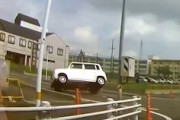 【動画】一時停止を守ったのに軽自動車を横転させてしまうレクサスが撮影される。