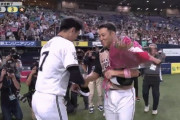 日ハム田中賢介、大阪最終戦で球場全体から大歓声　元同僚・増井から花束も