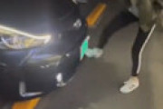 【動画】 コンビニ駐車場で謎のババアが登場し車を蹴られる衝撃動画が話題に ⇒ これが原因ではないかと噂に・・