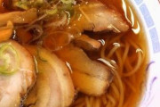 ワイ「ラーメンうめっｗ」ﾝｰｯﾁｬ ﾝｰｯﾁｬ 変な爺「そのﾁｬｯﾁｬ鳴らすのやめてくれるか？」ワイ「…」