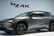 トヨタが電気自動車「bZ4X」のアップデートを発表　充電性能やメーター表示を改善