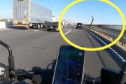 高速道路を走行中のバイクにバールのような物が飛んでくる車載映像がこええええ。