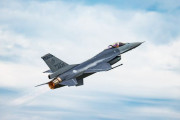 台湾空軍F-16V戦闘機の通過後に民家の窓ガラス割れる…軍が賠償する方針！