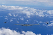 グァムに前方配備された米空軍B-2スピリット戦略爆撃機、海兵隊のF-35B戦闘機が編隊飛行！