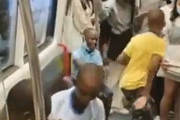 【動画】中国、アフリカ人の子供たちの電車内マナーの悪さに中国人乗客もドン引き～！