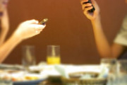 飯食いながらスマホいじる人、多すぎる