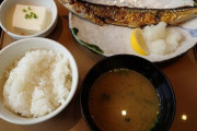 【画像】やよい軒の「サンマの塩焼き定食」(890円)をご覧くださいｗｗｗｗｗ