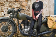 【動画】女さん、人生初の単車にとんでもないバイクを選んでしまうｗｗｗ