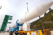 発射台に立てられた韓国ロケット「ヌリ」…エンジン燃焼誤作動なら自爆システムで爆破も 打ち上げ中断もありうる