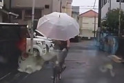 関西のおばちゃん強すぎワロタｗｗｗ傘さし運転の自転車とトラブルになった動画がワロタｗｗｗ