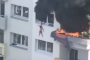 マンション火災で窓から飛び降りた少年2人を群衆がキャッチ。これはすごい。