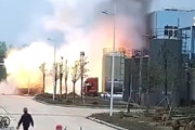 【中国】山東省の化学工場が爆発した瞬間を捕らえた監視カメラ映像がこちら