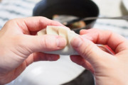 【朗報】餃子、自作すると1000円くらいで75個くらいは作れてしまう