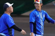 元ヤクルト、98年横浜優勝メンバーで現在ENEOS打撃コーチの荒井幸雄さんがDeNAキャンプ訪問　「教え子」度会と笑顔で再会