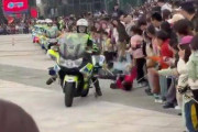 【悲報】中国の警察の女性バイク隊員さん、子供を轢いたのにバイクの心配をしてしまうｗｗｗｗｗｗｗｗｗ