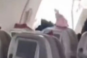 【動画】飛行機の乗客、飛行中に緊急扉を勝手に開けてしまう