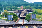 女性演者さんが線路上で撮影した写真を投稿→列車通過にも「きたきた！」と反応、安全面や違法性を心配する声