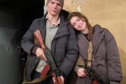 ウクライナのカップル、結婚初日に国家防衛のためライフル銃を取得