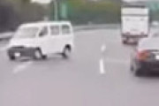 【動画】 オラオラ運転をしていた車に天罰が下る瞬間・・ 衝撃ドラレコ動画が話題に