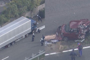追越車線に停車していた乗用車に大型トラック追突 乗用車を運転していた女性(63)死亡
