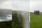 強風で滝が下から上に吹き上がる！「モハーの断崖」