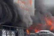 【動画】 埼玉県草加市瀬崎6丁目「建デポ草加瀬崎店」で爆発を伴う火事 「えぐい火事」「黒煙で空が暗くなる・・」 緊急車両集結