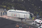 静岡県小山町　数十人乗った観光バス横転    10/13