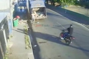 【動画】なぜ？ノーヘルのバイカーがゴミ収集車に突っ込んでしまう事故。