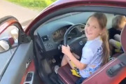 【動画】小学生くらいの小さな女の子に公道で車を運転させる親父。
