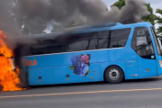 韓国ヒュンダイの大型観光バスが炎上
