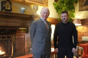 【画像】トレーナー姿のゼレンスキー氏、英国王と面会「国王が笑顔で出迎え握手、1時間近くお茶をした」一方、米副大統領は服装にキレた